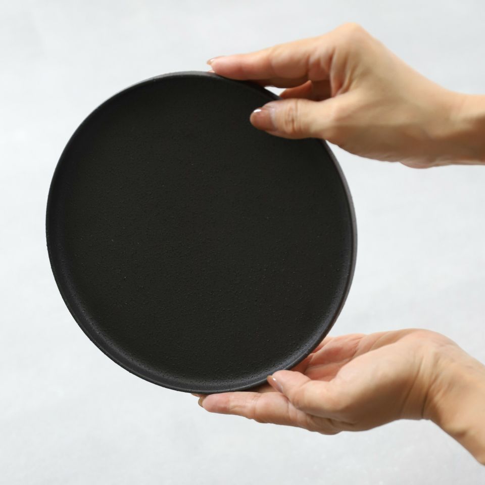 美濃焼　黒い切立丸型プレートYOZORA｜M苦楽園オリジナル｜