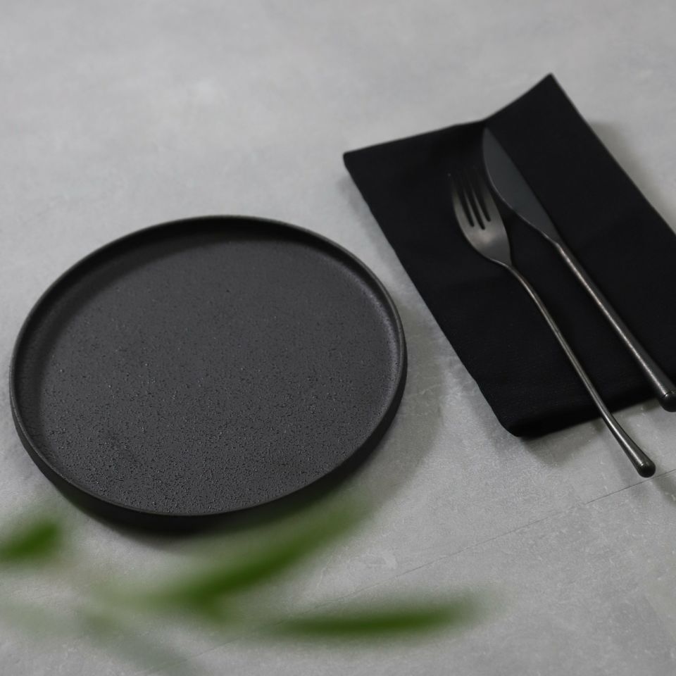 美濃焼　黒い切立丸型プレートYOZORA｜M苦楽園オリジナル｜