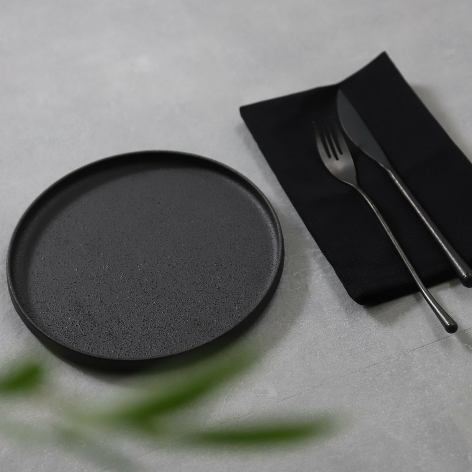 美濃焼　黒い切立丸型プレートYOZORA｜M苦楽園オリジナル｜