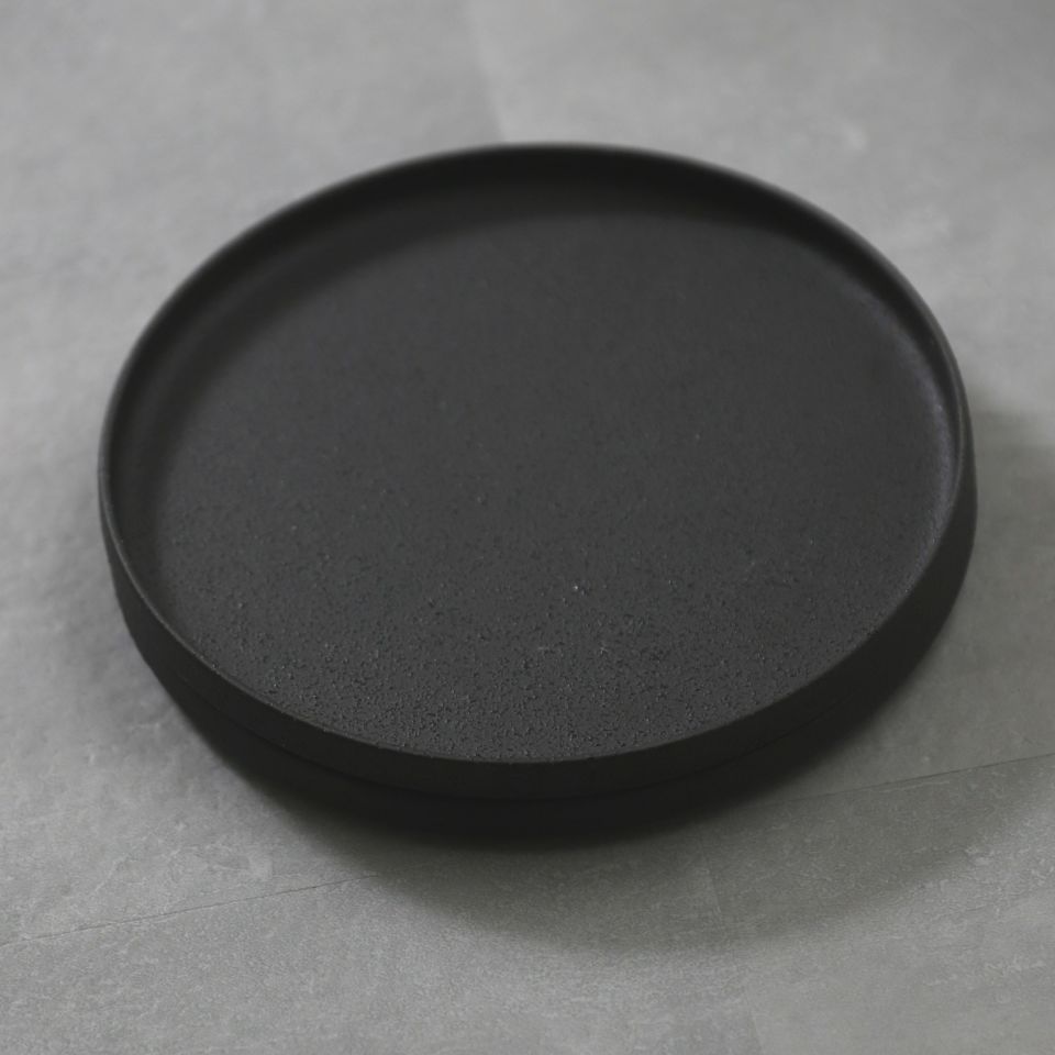 美濃焼　黒い切立丸型プレートYOZORA｜M苦楽園オリジナル｜