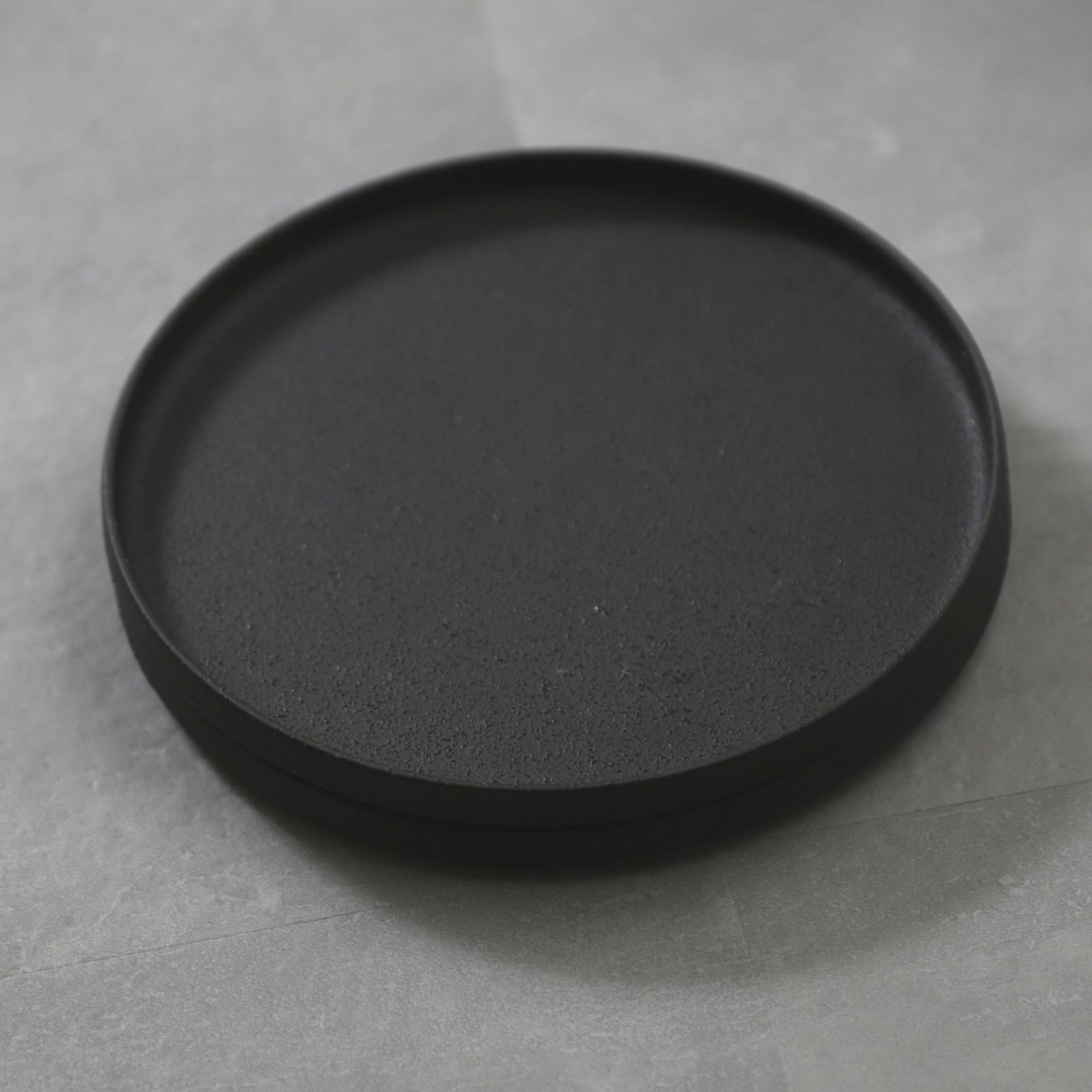 美濃焼　黒い切立丸型プレートYOZORA｜M苦楽園オリジナル｜