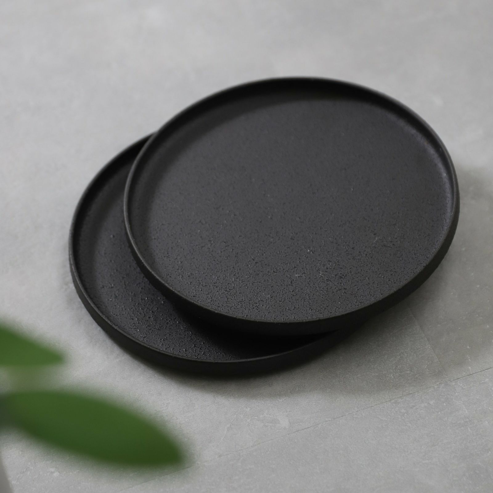 美濃焼　黒い切立丸型プレートYOZORA｜M苦楽園オリジナル｜