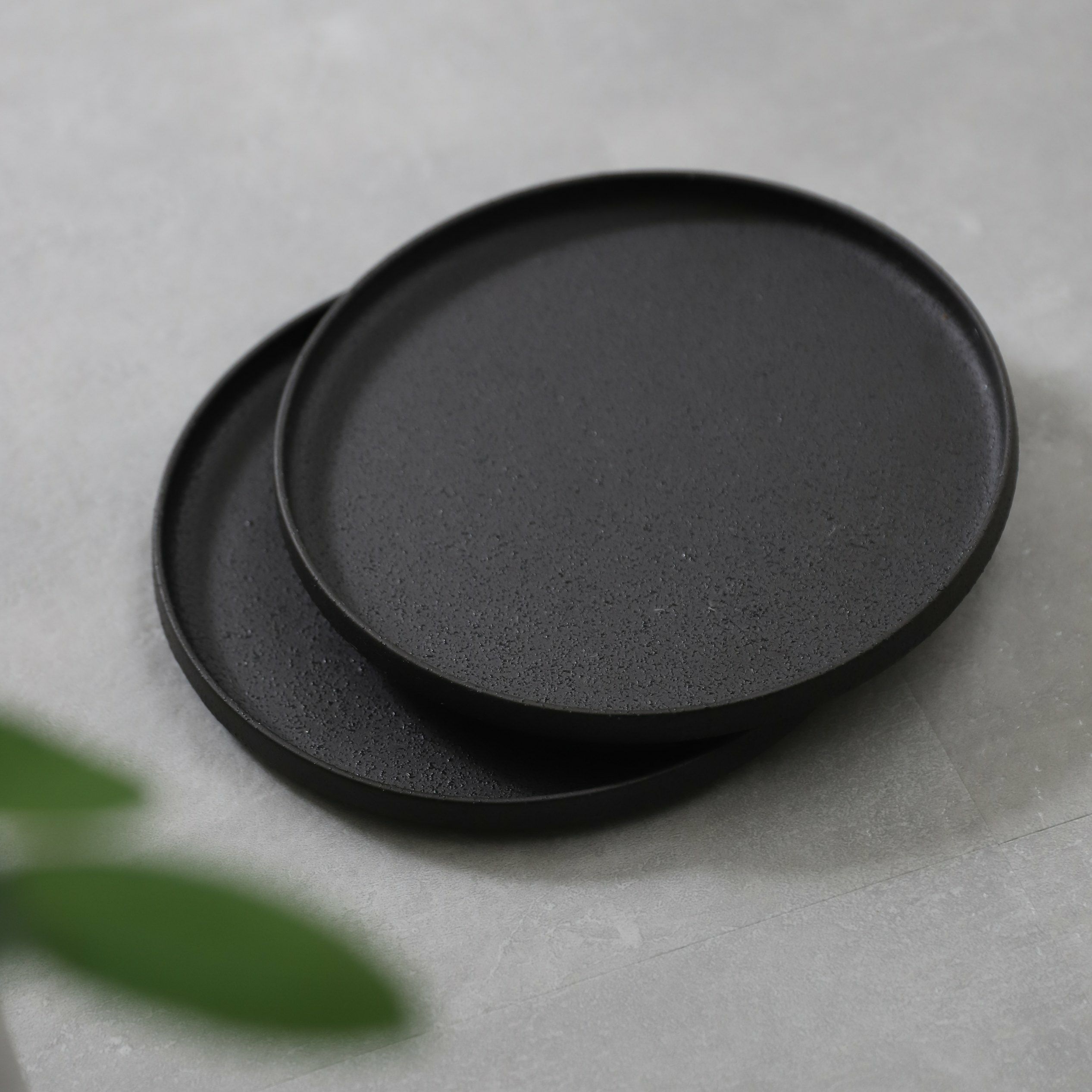 とみぃ　新品　陶器　陶芸作家　黒のプレート皿3枚 239 天然木製 玉ちゃん コーヒー皿 手彫り 黒 | 皿・盛器,銘々皿