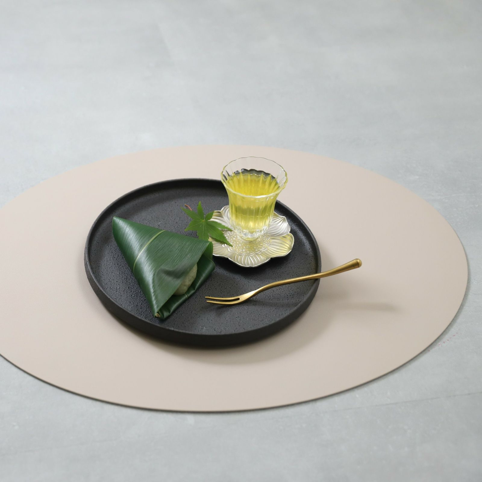 美濃焼　黒い切立丸型プレートYOZORA｜M苦楽園オリジナル｜