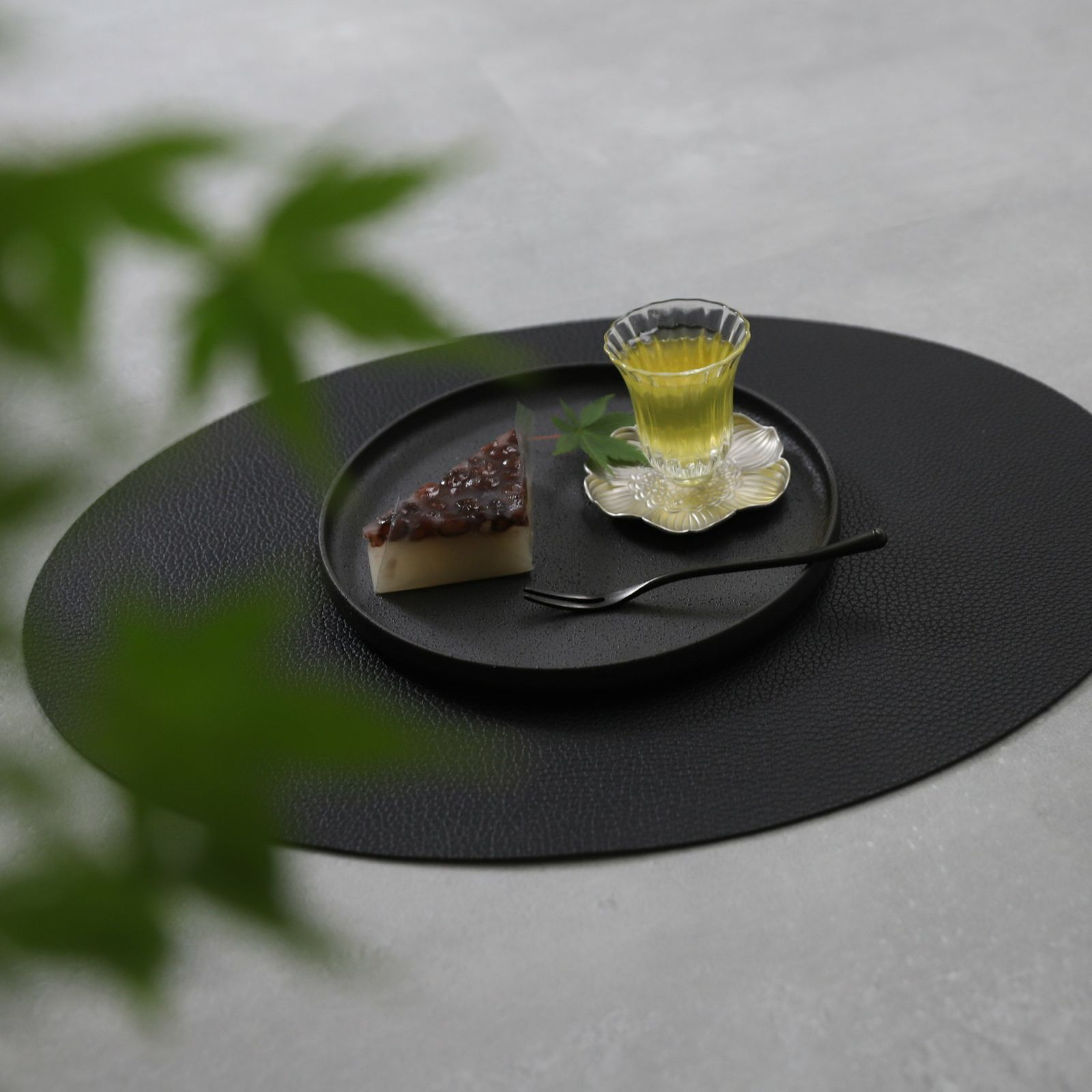 美濃焼　黒い切立丸型プレートYOZORA｜M苦楽園オリジナル｜