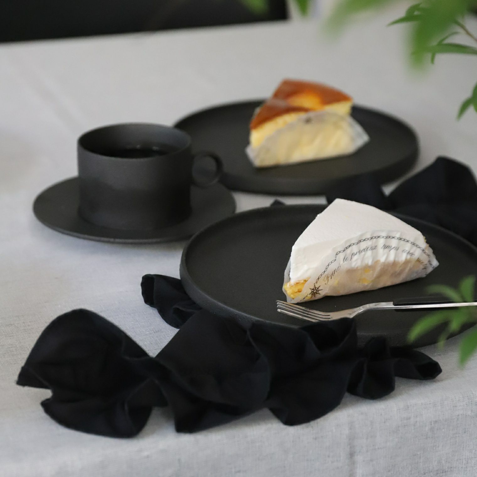 美濃焼　黒い切立丸型プレートYOZORA｜M苦楽園オリジナル｜