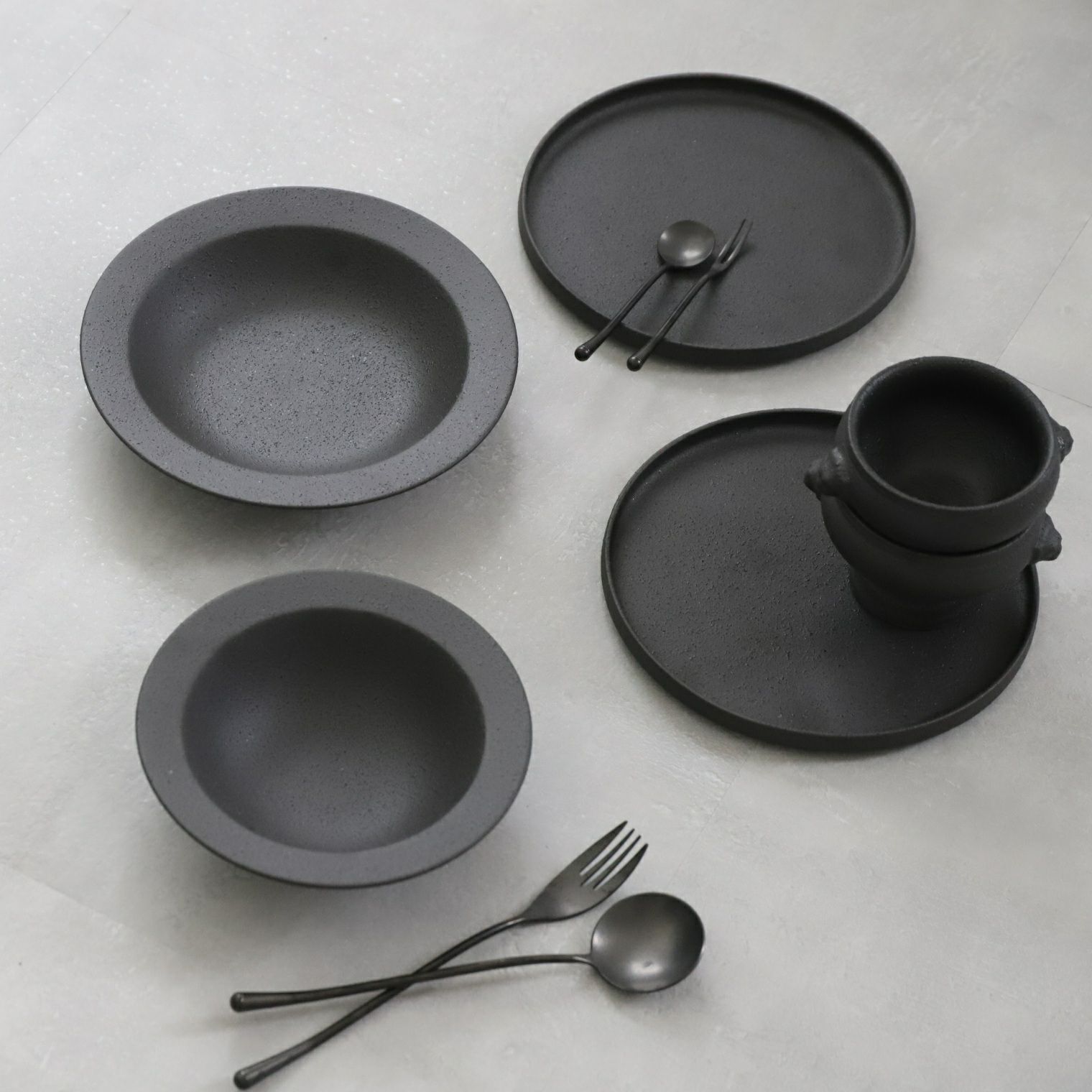 美濃焼　黒い切立丸型プレートYOZORA｜M苦楽園オリジナル｜