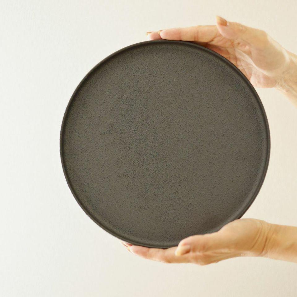 美濃焼　黒い切立丸型プレートYOZORA｜M苦楽園オリジナル｜