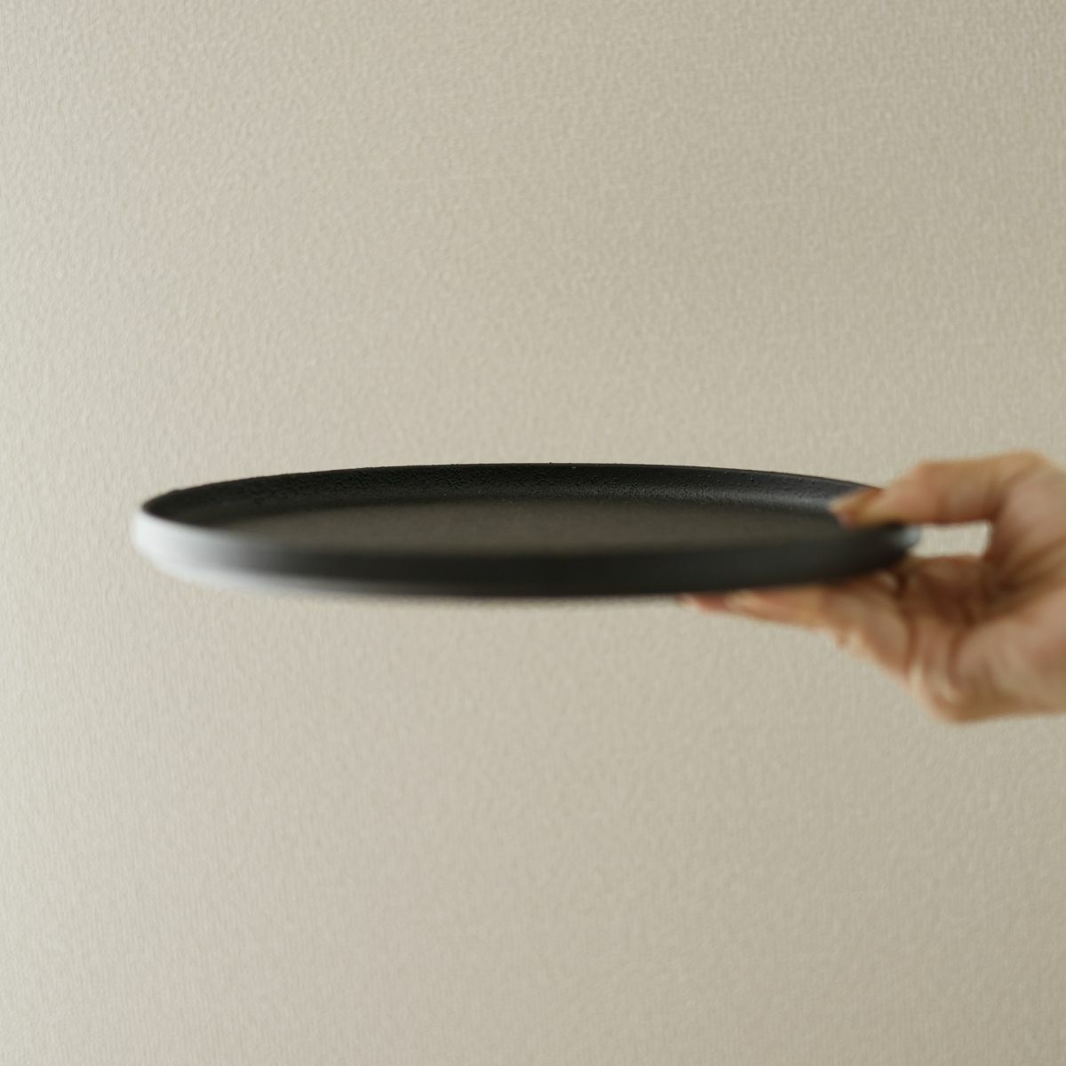 美濃焼　黒い切立丸型プレートYOZORA｜M苦楽園オリジナル｜