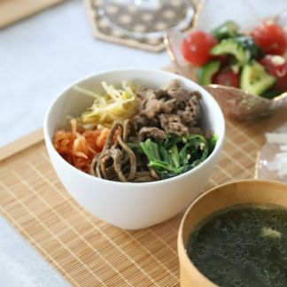 有田焼　白いソフトボウル茶碗　磁器　スノーM