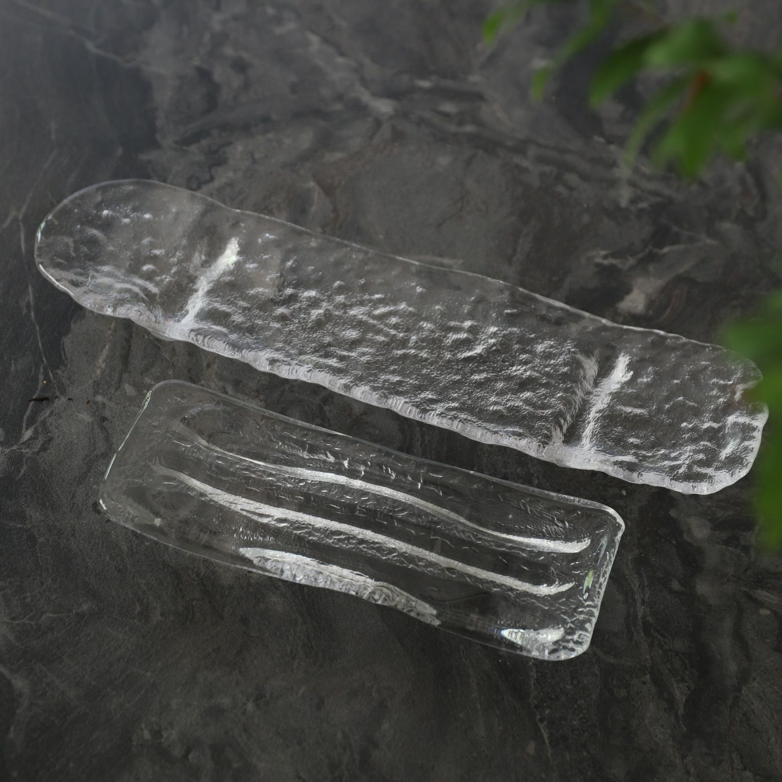 ガラス製　ロングランナー高台皿