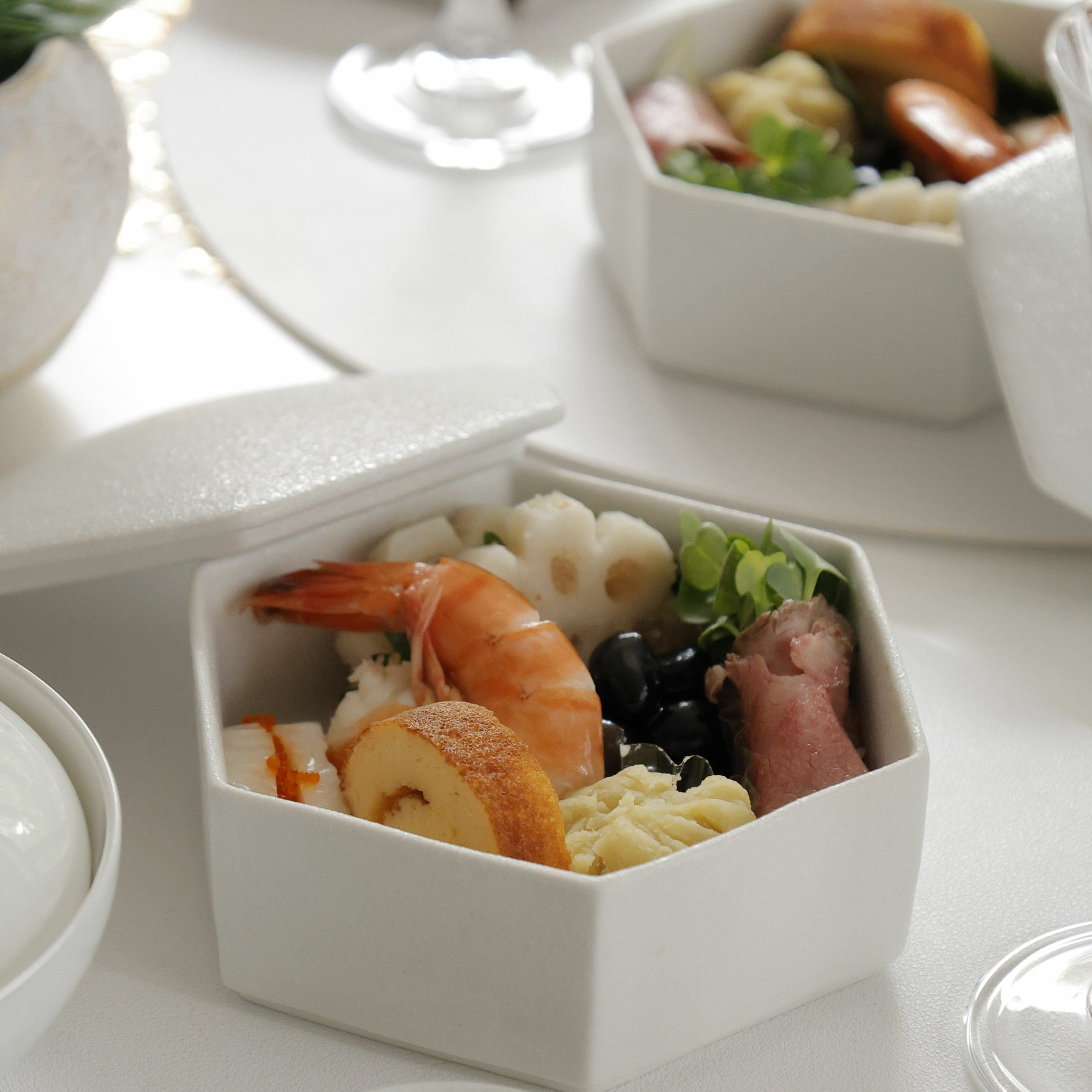 有田焼　白い六角形　お重箱　(身・蓋　別売り)　磁器　スノー　