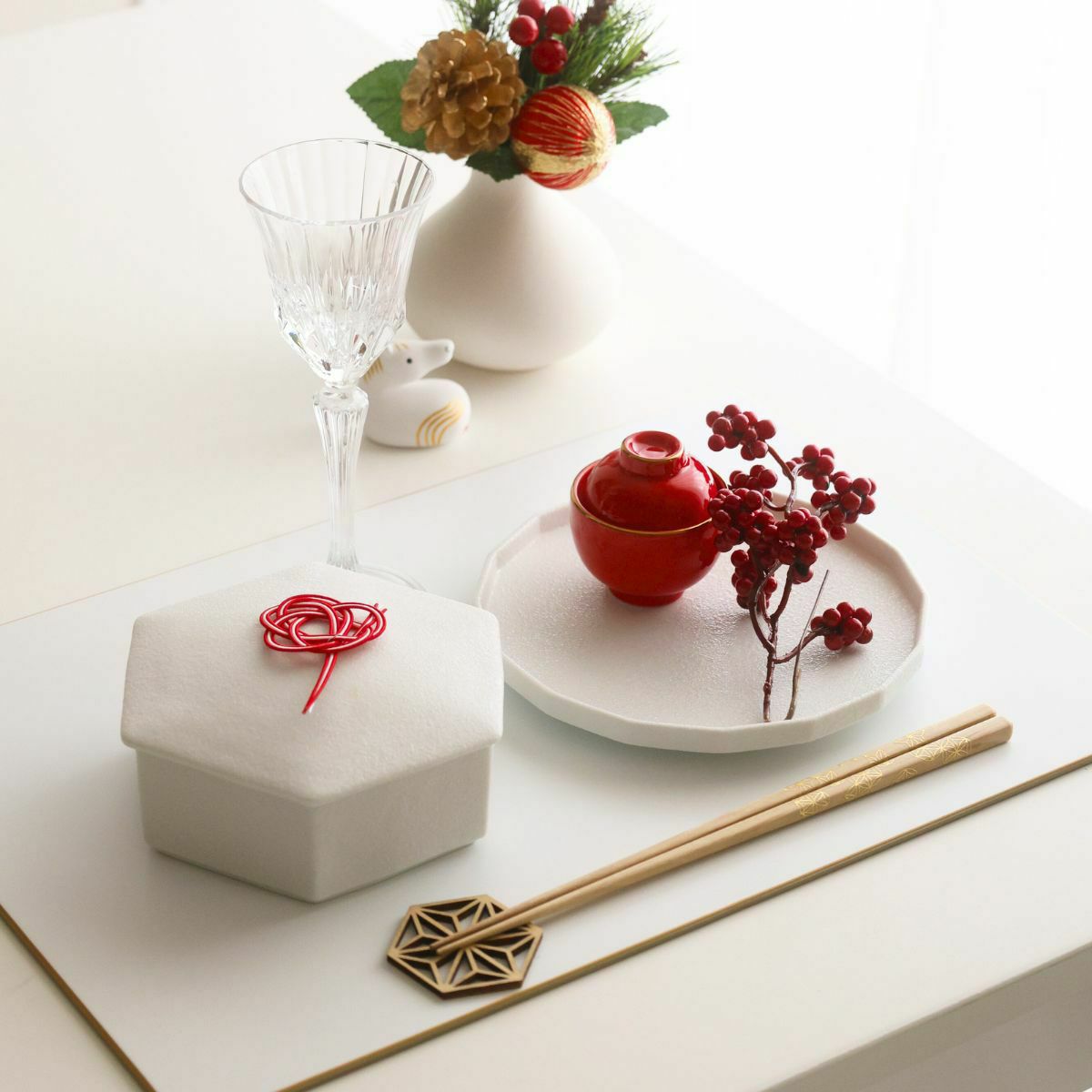 有田焼　白い六角形　お重箱　(身・蓋　別売り)　磁器　スノー