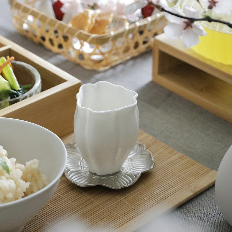 白磁　お花のお湯呑　MUNI