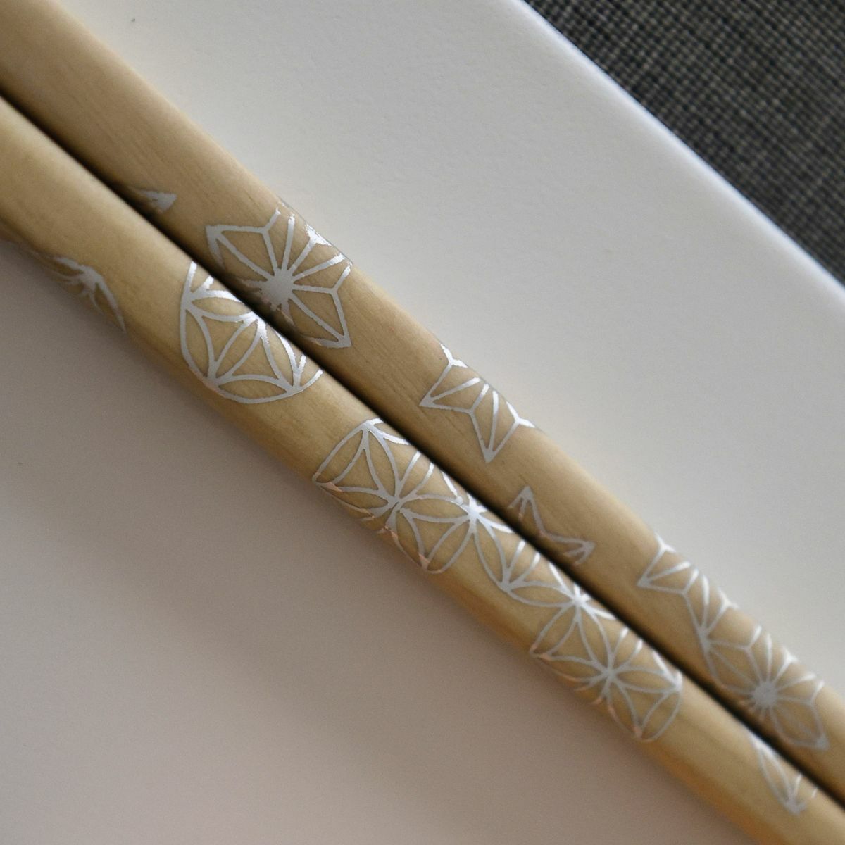 木製　麻の葉模様箸　ゴールドシルバー　丸華七宝