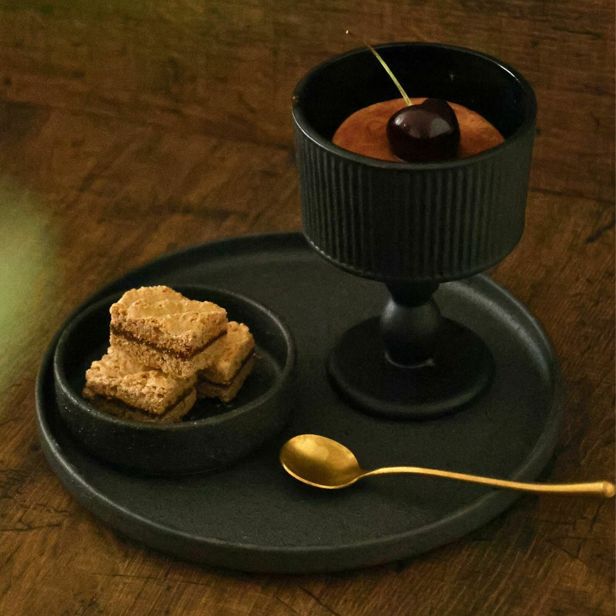 ガラス製　アンティークブラックスタンドカップ