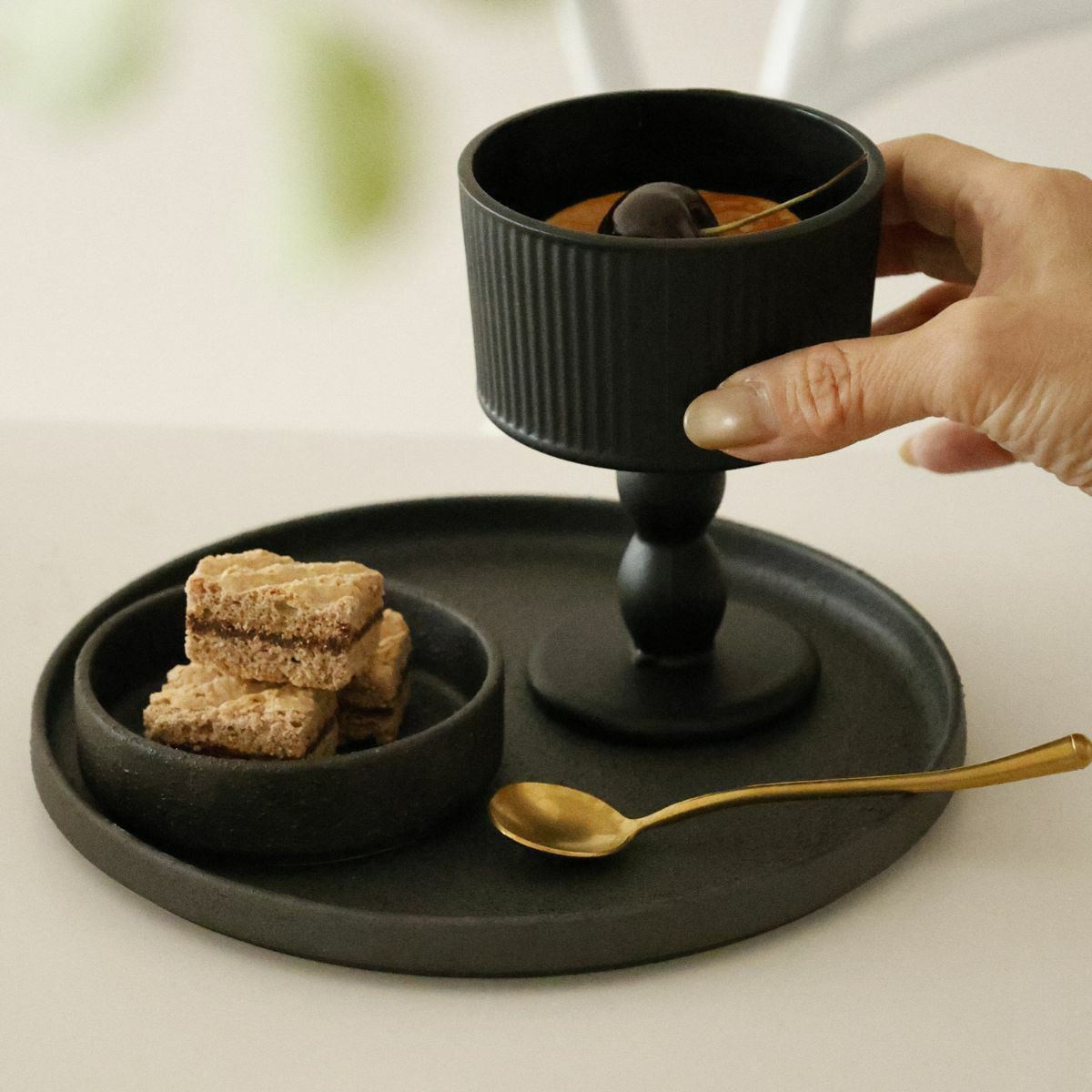 ガラス製　アンティークブラックスタンドカップ