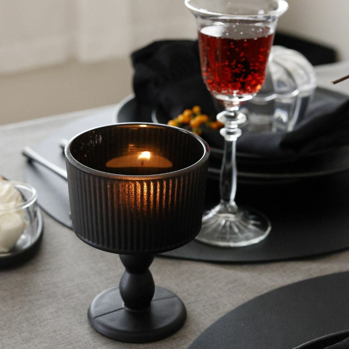 ガラス製　アンティークブラックスタンドカップ