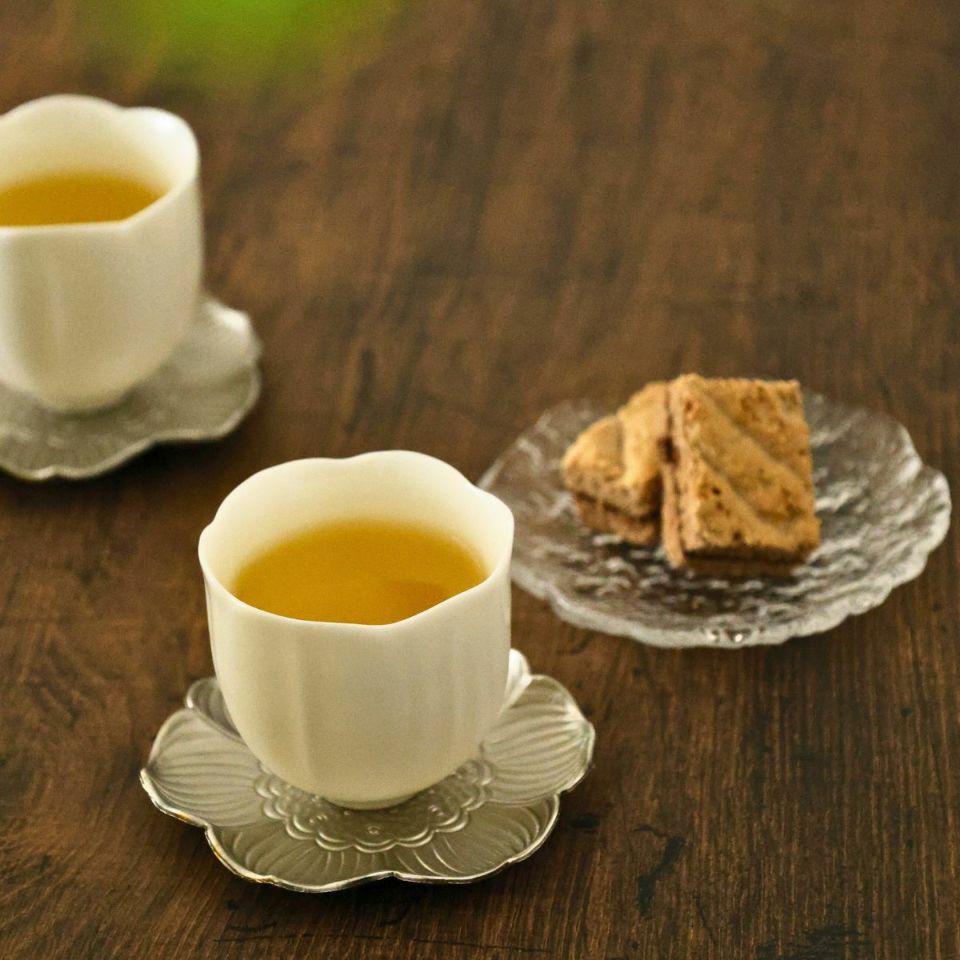 白磁器製　チューリップ湯呑