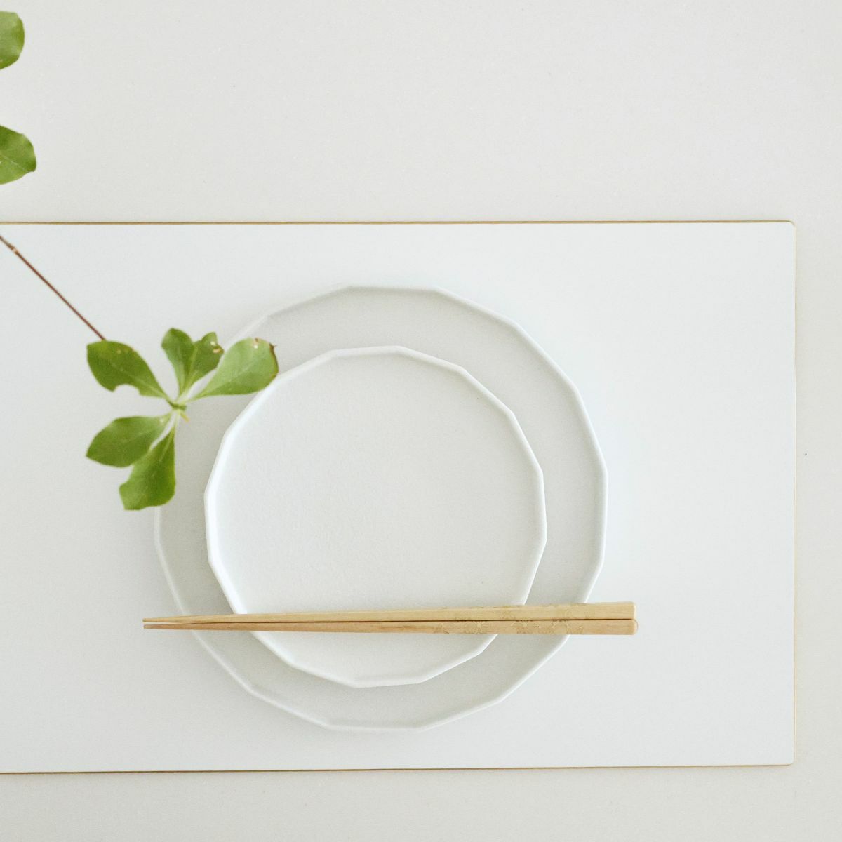 有田焼　白い十六角形　切立皿　磁器　スノー