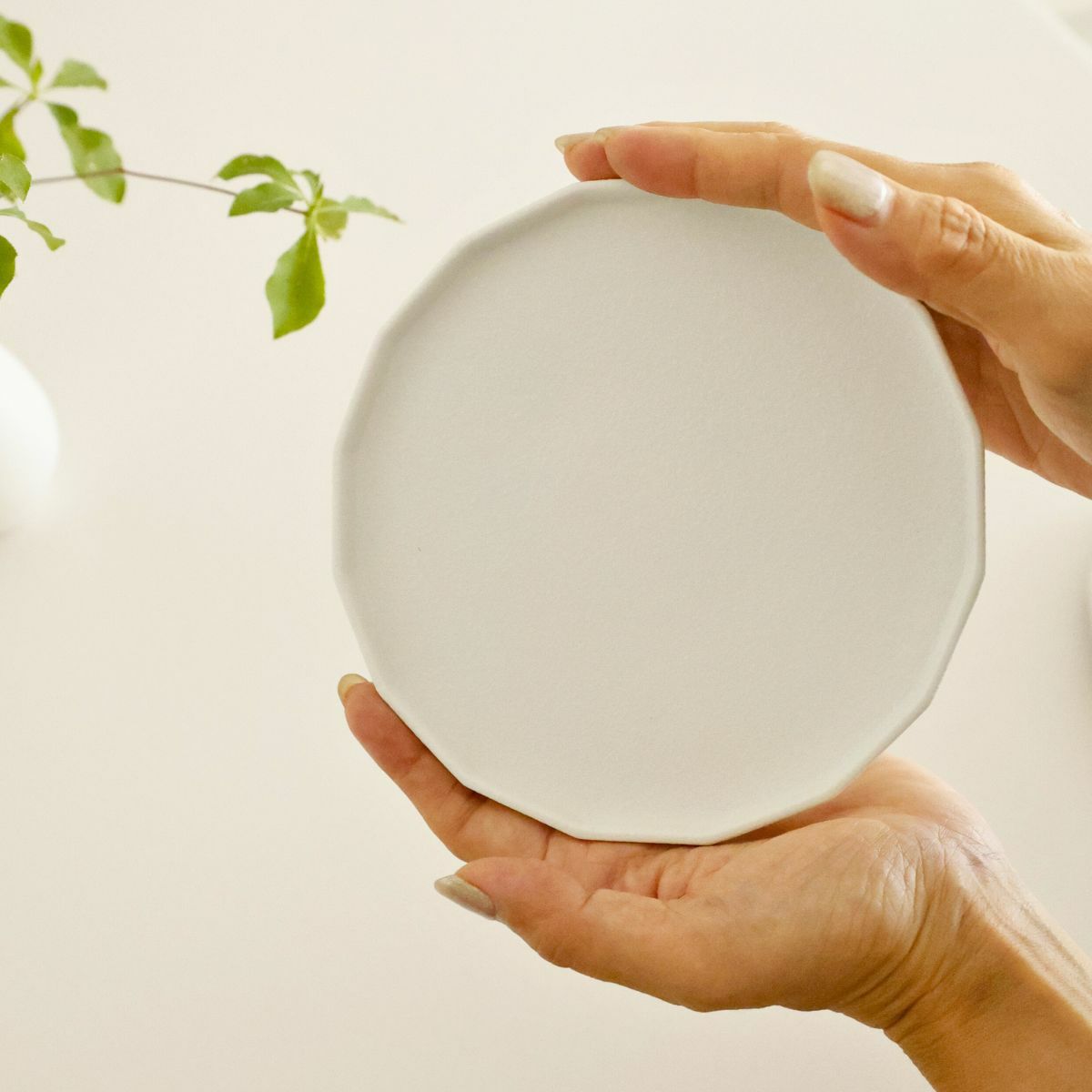 有田焼　白い十六角形　切立皿　磁器　スノー