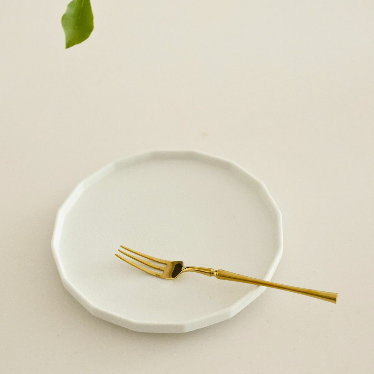 有田焼　白い十六角形　切立皿　磁器　スノー