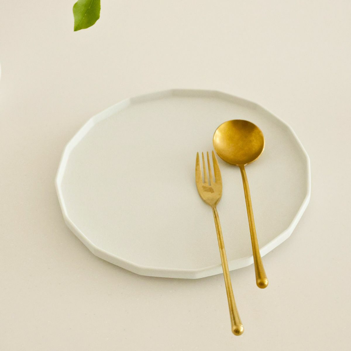 有田焼　白い十六角形　切立皿　磁器　スノー