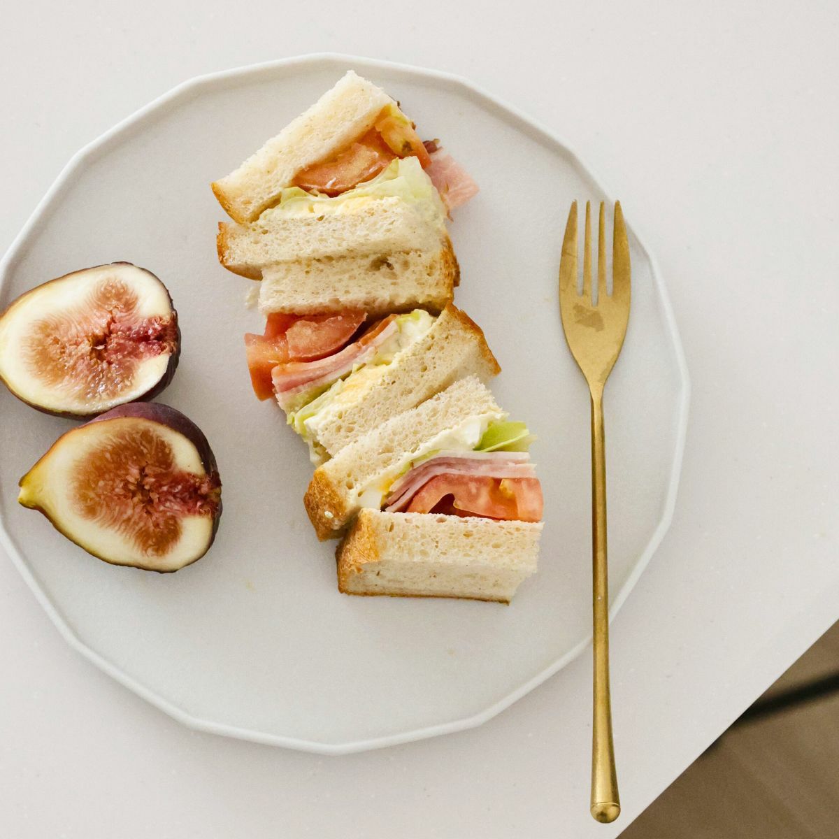 有田焼　白い十六角形　切立皿　磁器　スノー