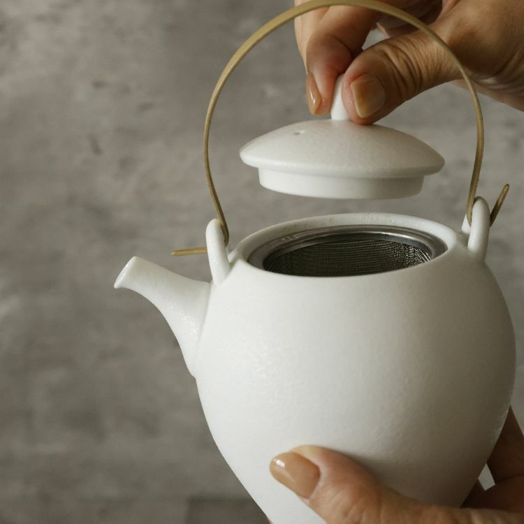 有田焼　白いティーポット　スノー