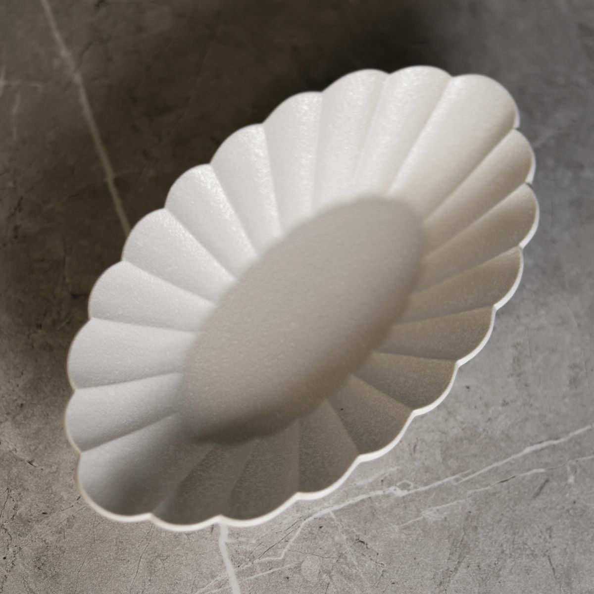 MINO　SNOW　オーバル菊型鉢　24cm