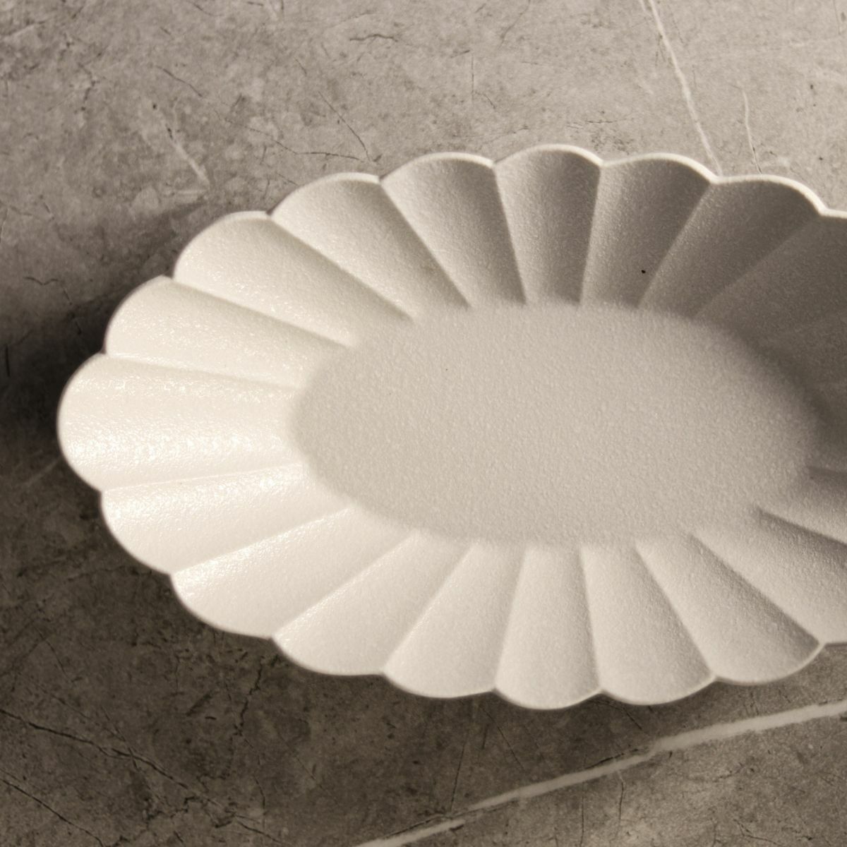 MINO　SNOW　オーバル菊型鉢　24cm