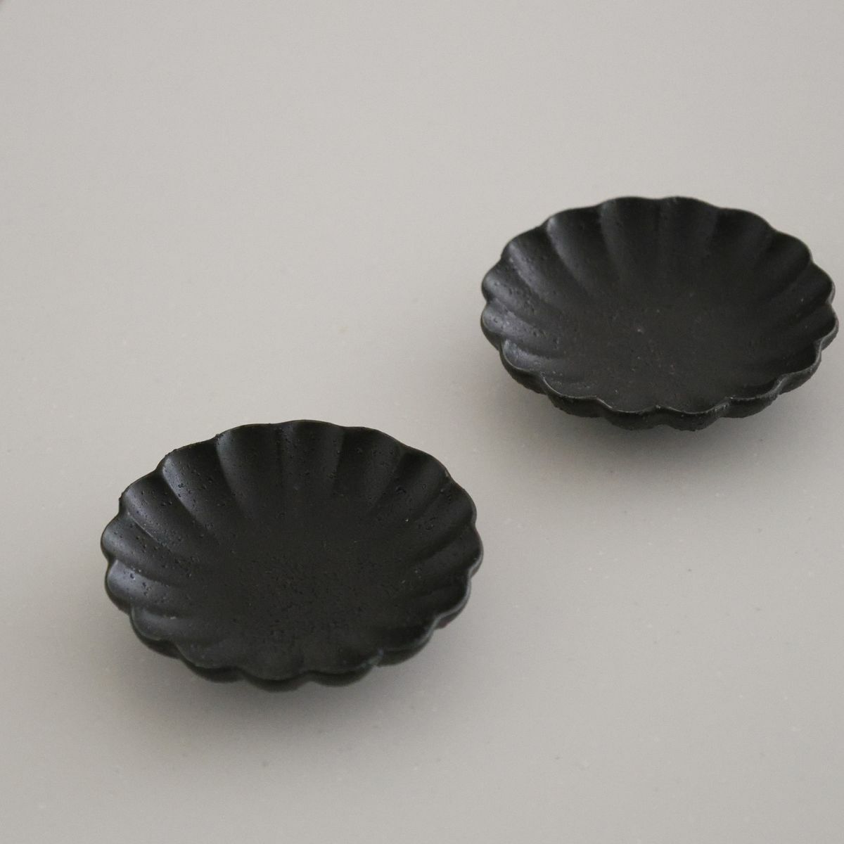 美濃焼　輪花豆皿　黒曜　YOZORA