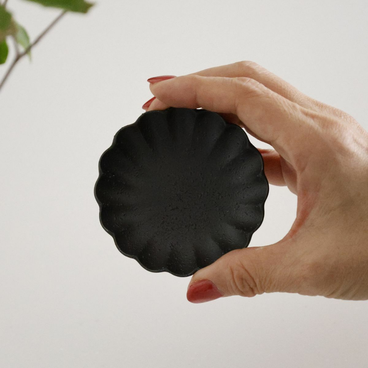 美濃焼　輪花豆皿　黒曜　YOZORA