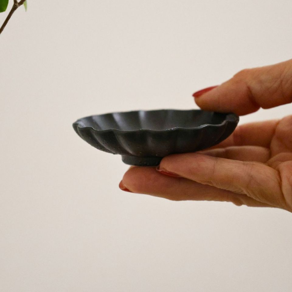 美濃焼　輪花豆皿　黒曜　YOZORA