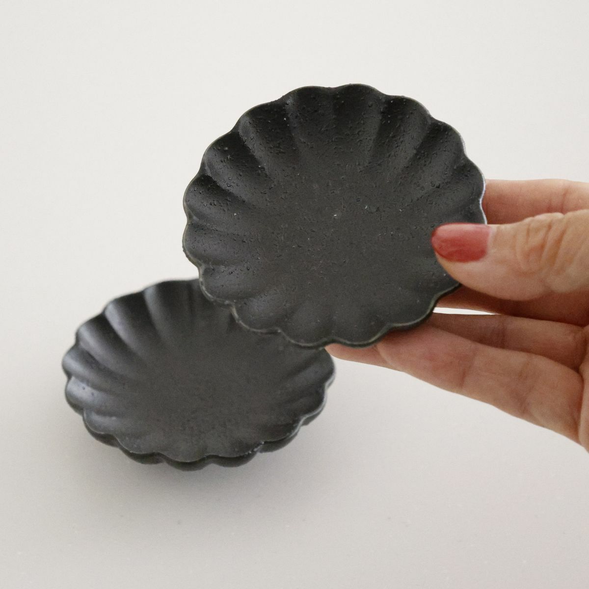 美濃焼　輪花豆皿　黒曜　YOZORA