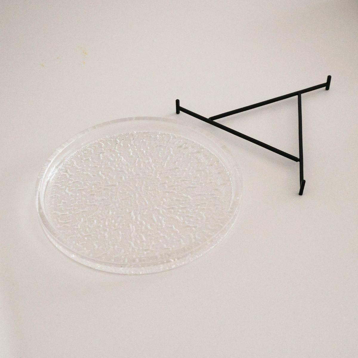  ガラス製　アイアンロースタンド付リムプレート