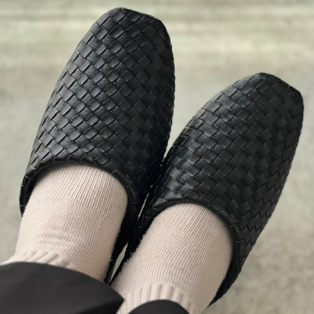 型押しレザー調スリッパ